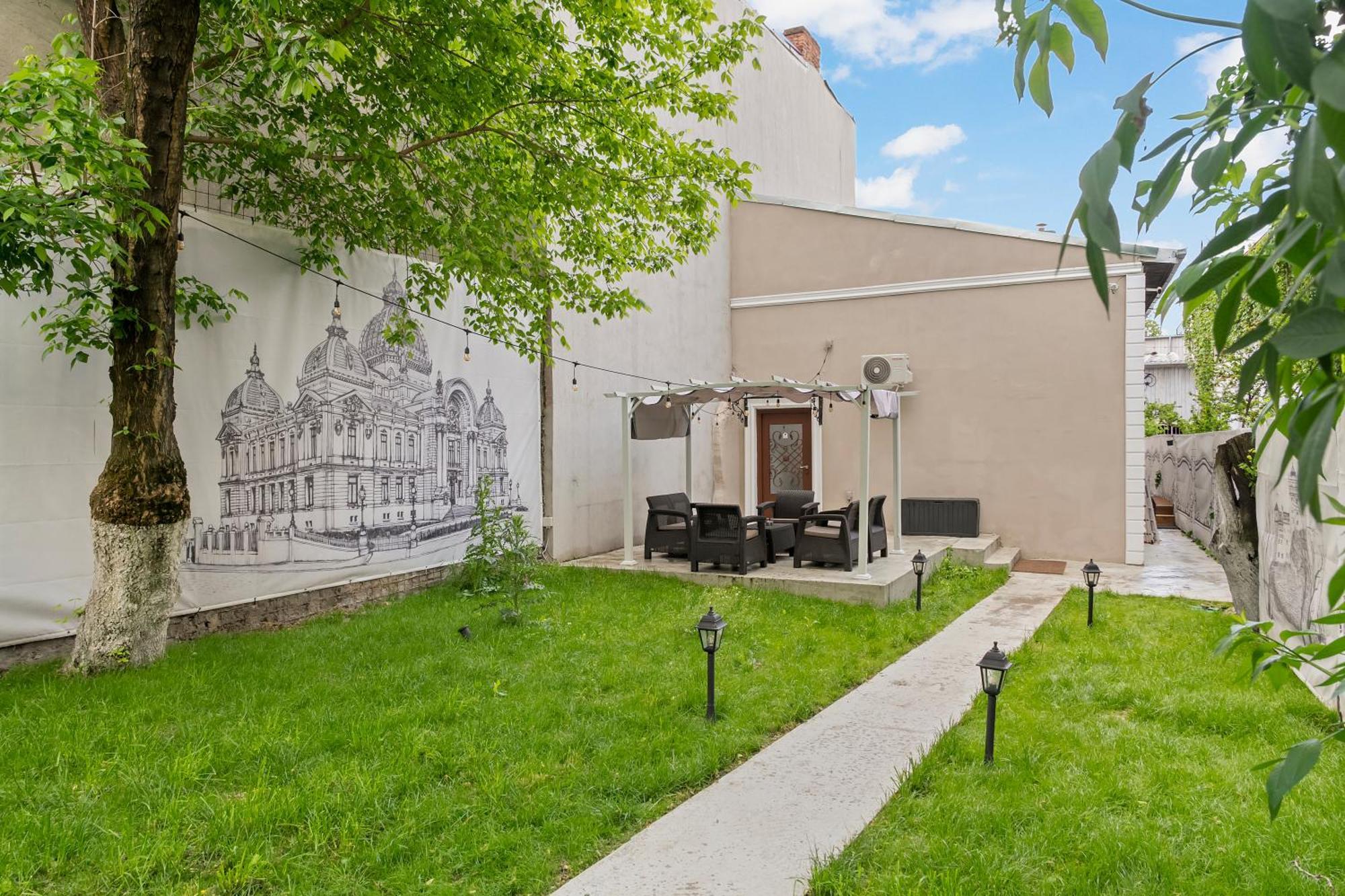 High Ceilings Garden - Parking