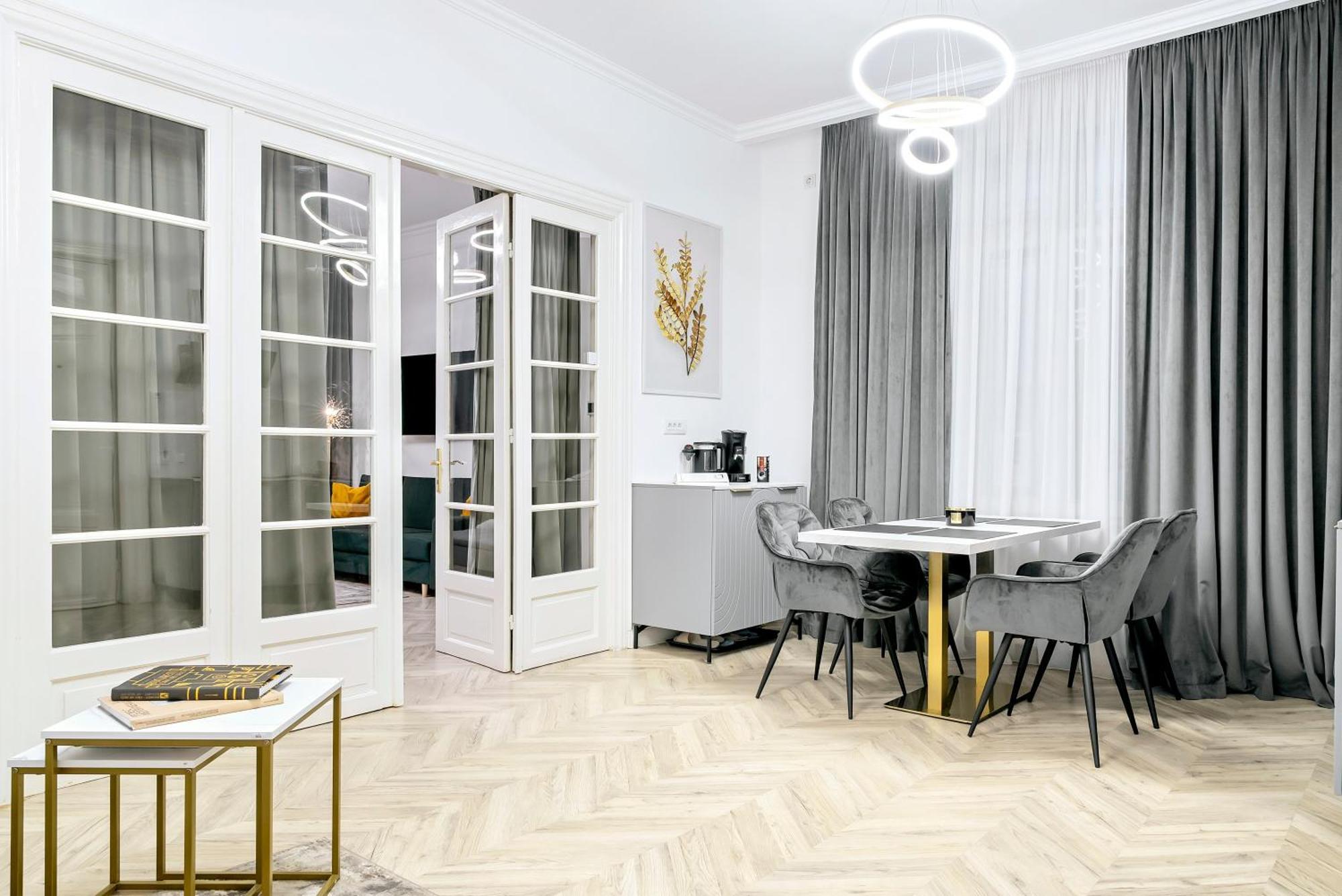 Apartment High Ceilings Garden - Parking Bukarest