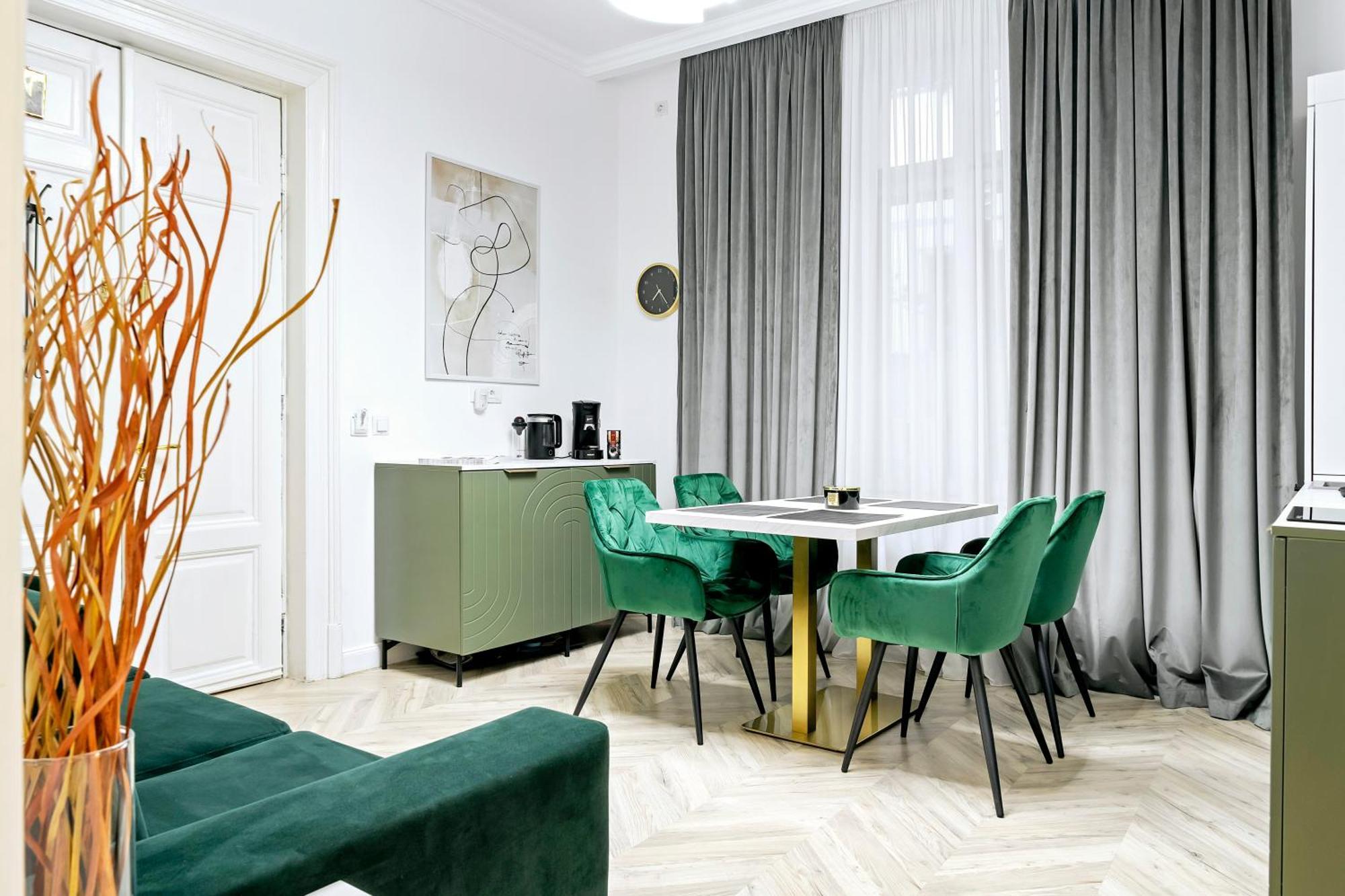 Apartment High Ceilings Garden - Parking Bukarest